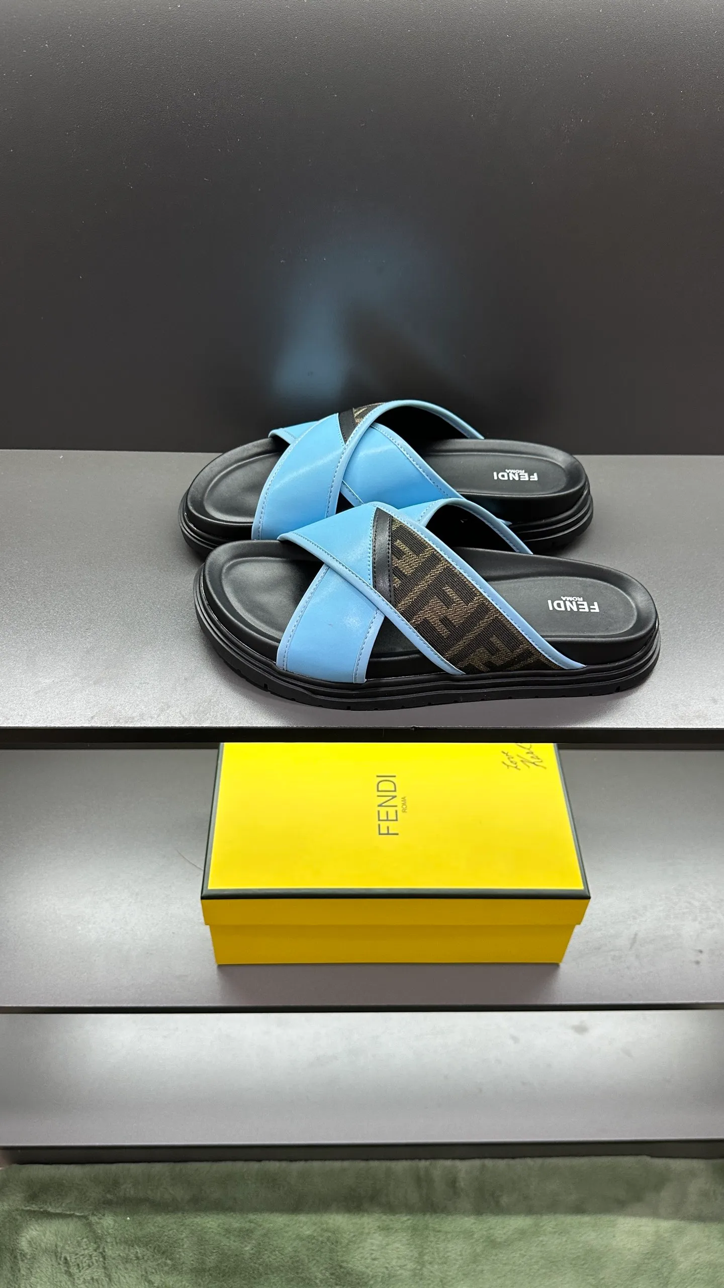 P300 [Fendi Slippers] High-end men's shoes brand, official website 1:1 latest masterpiece: original mold customization, fabrics made of imported original materials, upgraded outsole, lighter and non-slip. The market's top quality, simple yet tasteful, a must-have for fashionistas, fashionable at your feet, full of confidence, the same style at the counter 👍The season of summer slippers is here. Code: 38-45, 46 order